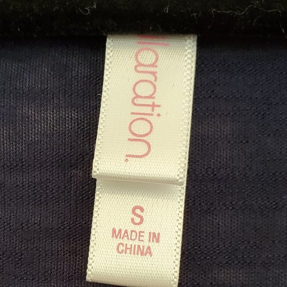 💥2/$30💥 Cotton top with crochet detail & buttons - Picture 2 of 2